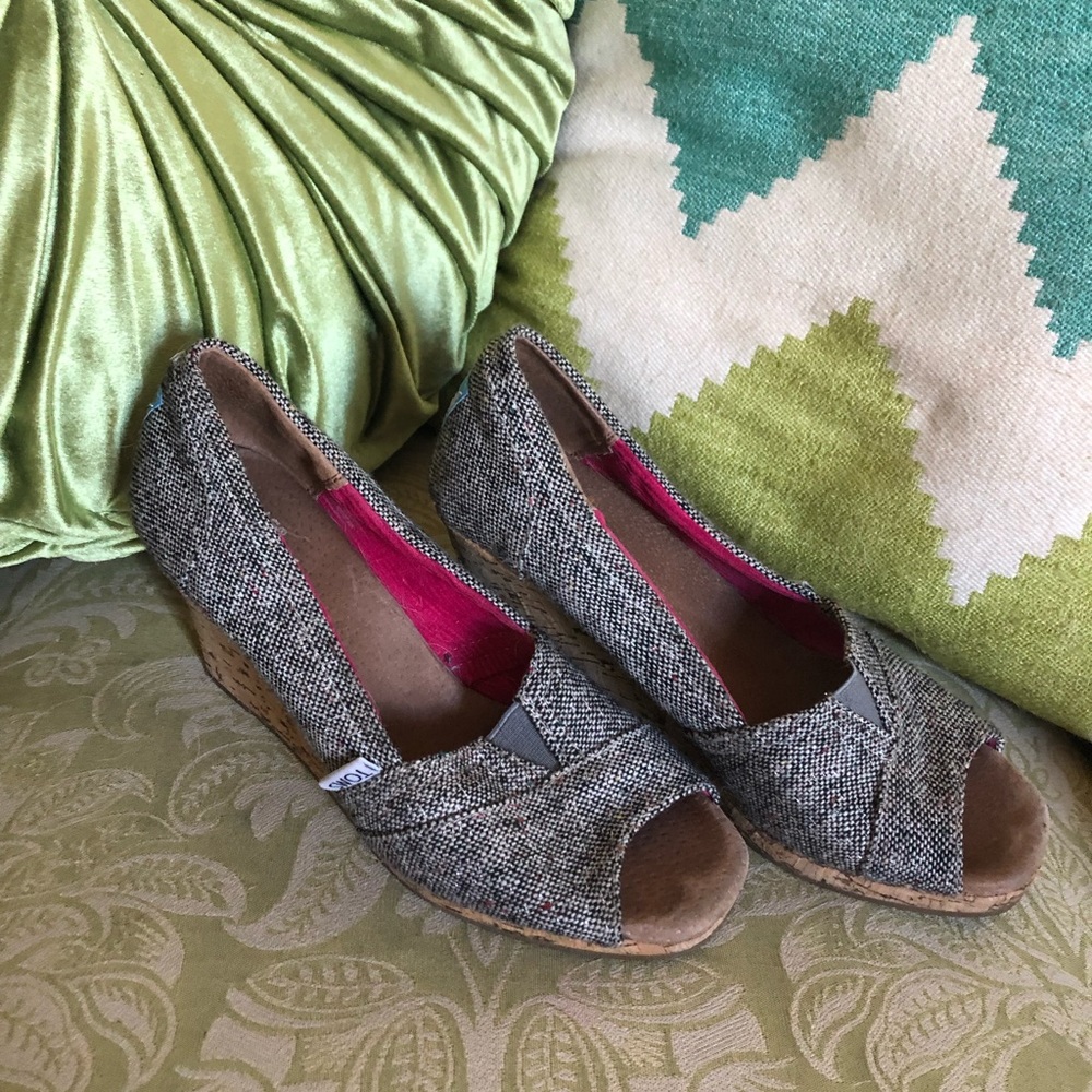 Silver thread Gray Toms canvas wedges, size 7.5